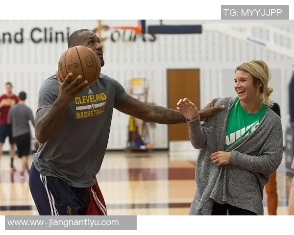 詹姆斯户外活动与三位美女合影俏皮吐舌嫂子知道吗